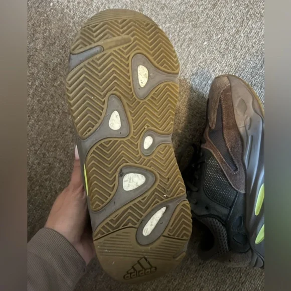Yeezy Boost 700 - Picture 4 of 5